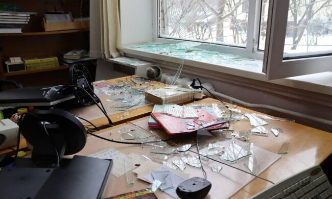 Війна проти книжок: у Києві внаслідок нічної атаки постраждала Національна бібліотека для дітей