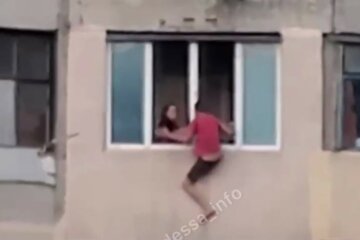 Чоловік вирішив вийти з вікна на 8-му поверсі в одеській висотці: відео