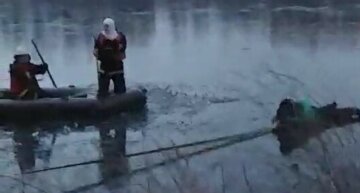 Киевляне попали в беду на водохранилище, кадры с места:  "оказались на льдине и..."