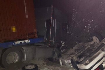 Вантажівка "розмазала" іномарку на одеській трасі, кадри страшної ДТП: "всі, хто знаходився в салоні..."