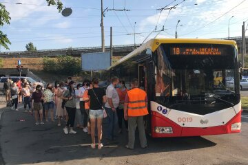 В одесском транспорте за пассажиров взялись с новыми силами, фото: "драки, разбитые стекла и двери"