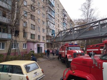 Замыкание проводки привело к пожару в многоэтажке: кадры ЧП на Одесчине