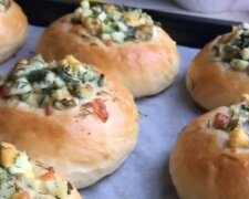 Пышные и ароматные: рецепт домашних булочек с яично-сырной начинкой
