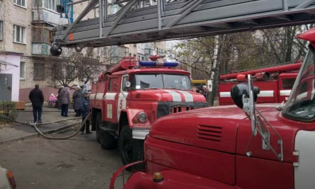 В Харькове вспыхнула многоэтажка, началась срочная эвакуация: детали и кадры с места