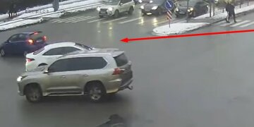 Проїхав "зайву" ділянку дороги: момент аварії на проспекті Науки потрапив на відео