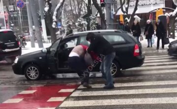 Водій і пішохід побилися в Одесі, відео: "Зупинився на "зебрі"