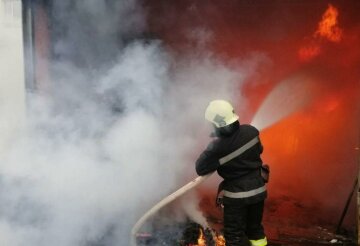 На Харківщині спалахнула потужна пожежа, відео: "чути вибухи і..."
