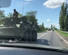 Россия завезла опасный груз в Крым, кадры: "Зашла колонна бронетехники и..."