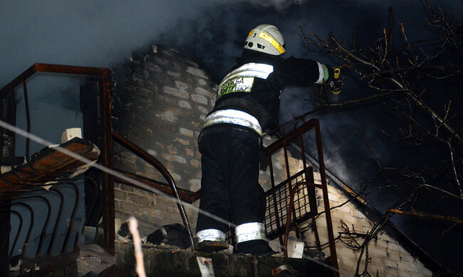 Масштабный пожар на левом берегу Днепра, видео: тушения огня затянулось