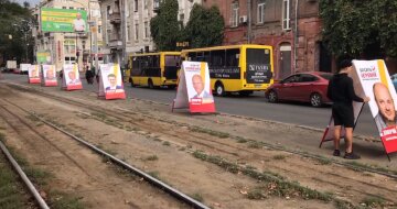 В Одессе заставили трамвайную линию сплошной агитацией, жители в гневе: "Воровали и будут воровать"