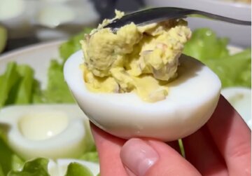 Такі фаршировані яйця стануть окрасою Великоднього столу: рецепт смачної закуски