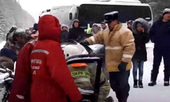 Микроавтобус с детьми перевернулся на заснеженной трассе: что известно о пострадавших и кадры с места