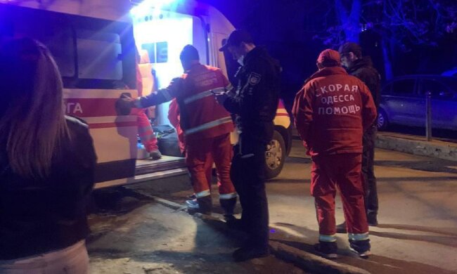 Дівчинка випала з вікна будинку в Одесі, кадри: "почули стукіт балконних дверей і..."