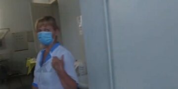 «Потрібно виграти тендер»: зламаний ліфт у лікарні вивів харків'янина з себе, відео
