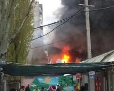 На одесском рынке вспыхнул пожар: кадры ЧП