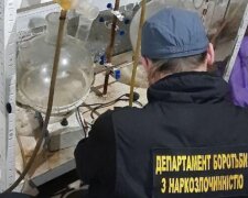 Полиция разоблачила нарколабораторию под Черниговом: оборот их «бизнеса» достигал 1 миллиона гривен в месяц