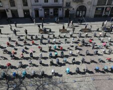 В центре Львова поставили 109 детских пустых колясок: "Это та страшная цена войны"