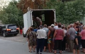 "Гречка ныне ему не по карману": депутат приехал на авто за 3 млн раздавать избирателям арбузы, видео