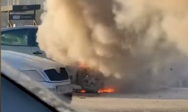 Авто на ходу превратилось в факел, в Сети поражены: "Хоть бы кто-то остановился"