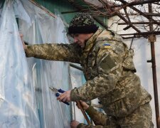 Як українські військові відновлюють зруйновані бойовиками будинку (фото)