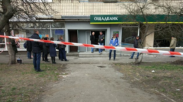 ЧП в "Ощадбанке", банкоматы взлетели на воздух: "Земля усыпана деньгами", фото с места
