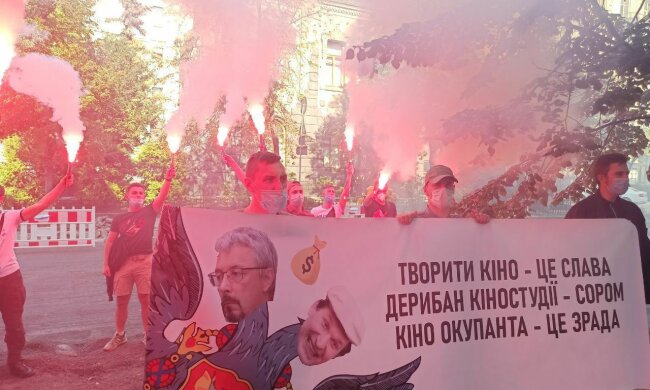 Націоналісти прийшли до квартири міністра Ткаченка
