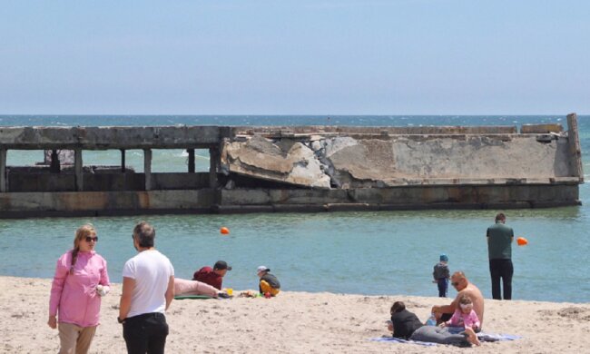 Рухнул в море: на пляже в Одессе обвалился пирс, видео бедствия