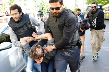 Полиция Стамбула жестко разогнала митинг оппозиции (видео)