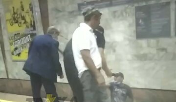 В метро Харькова мужчина бросился под поезд, кадры с места: свидетели раскрыли детали