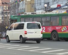 Нестандартний захист від вірусу в тролейбусі насмішив харків'ян: красномовне фото