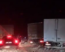 Непогода вышла из-под контроля на Одесчине: грузовики попадают в снежную ловушку, кадры