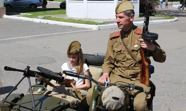 Українських дітей прокотили на радянській бойовій техніці (фото)