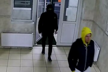 Подростки устроили небывалый погром в Киеве, видео ЧП: полиция просит о помощи