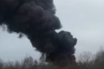 Ракеты попали в военный аэродром на Ивано-Франковщине: поднимается столб черного дыма, видео