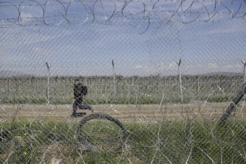 Даремно висіли: Іспанія завернула мігрантів, що застрягли на паркані (відео)