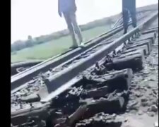 Роздовбали залізничний міст біля Херсону: з'явилося відео вдалої роботи ЗСУ