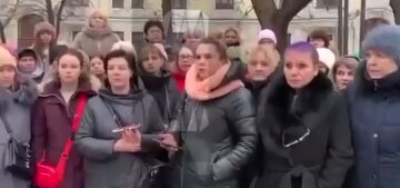 "Что ваши мужики забыли в Украине?": в Москве жены "мобиков" собрались возле Минобороны рф