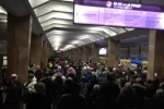 В метро Харькова внезапно остановились поезда, фото: "в час пик задержка на..."