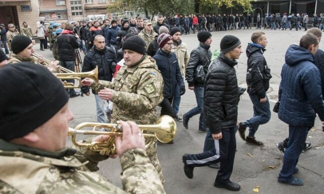 Облава на призовників: українців ловили і відправляли в армію без медкомісії, подробиці