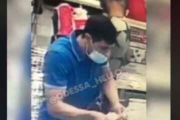 Опасный аферист орудует в супермаркетах Одессы, видео: "просит разменять, а потом..."