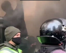 Українці збунтувалися в центрі Києва, все в диму: Нацгвардію стягнули до гарячої точки, фото