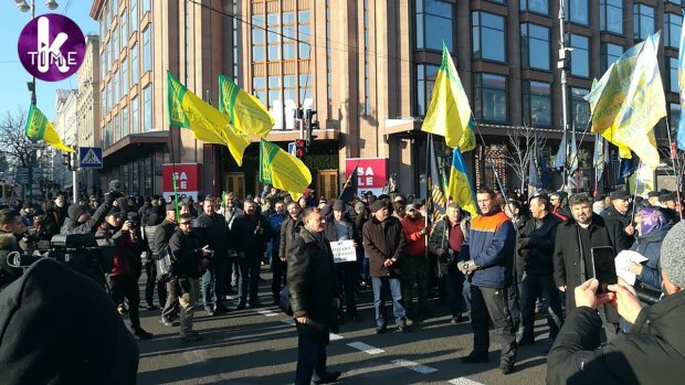 Толпа прорвалась на Крещатик, полиция бессильна: «все трассы будут перекрыты», кадры