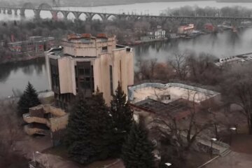 Парк Шевченко в Днепре разваливается на глазах: "заброшенный ресторан, мусор и..."