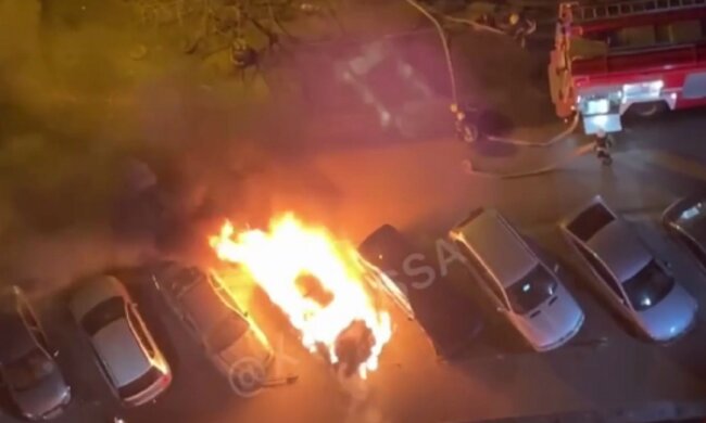 Потужне полум'я палахкотіло у дворі багатоповерхівки в Одесі, люди вискочили на вулицю: відео пожежі