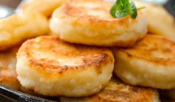 Рецепт сырников из картофельного пюре и творога: сытные и необычные