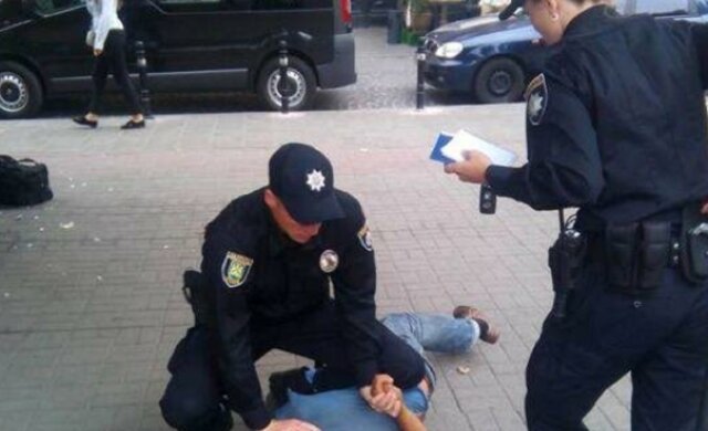 В Одесі підліток грабує інших дітей на дитячих майданчиках: ганебні подробиці