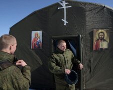Російських військових поселили в надувні храми, фото: "Ікони на банерах"
