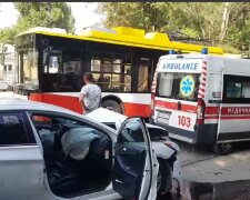 Водитель троллейбуса устроил ДТП в Одессе, видео: "потерял сознание"
