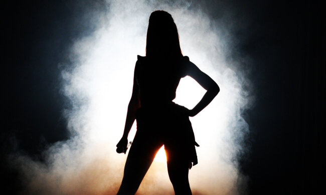 силуэт женщины в тени