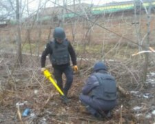 На дне реки в Харьковской области нашли опасную находку: кадры с места